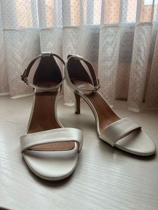 Sandalias blancas atadas al tobillo