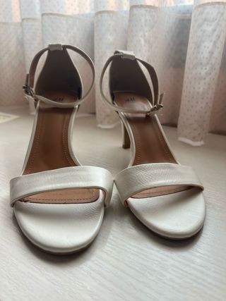 Sandalias blancas atadas al tobillo