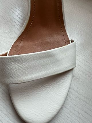 Sandalias blancas atadas al tobillo