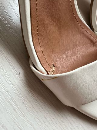 Sandalias blancas atadas al tobillo