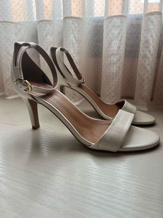 Sandalias blancas atadas al tobillo