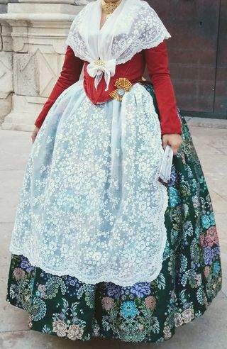Traje de alicantina o fallera siglo XVIII 
