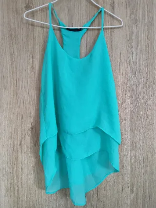 Top vaporoso verde menta · Bershka · S/36 (nuevo)