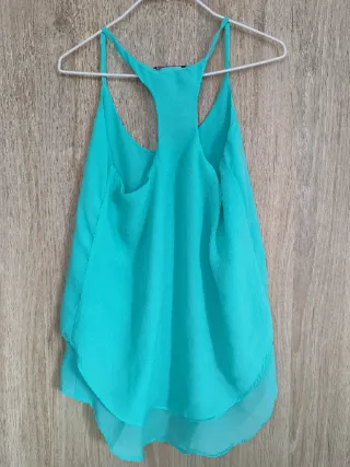 Top vaporoso verde menta · Bershka · S/36 (nuevo)