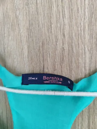 Top vaporoso verde menta · Bershka · S/36 (nuevo)