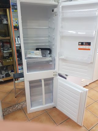 Nevera integrable hotpoint nueva de tara