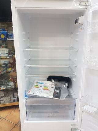 Nevera integrable hotpoint nueva de tara