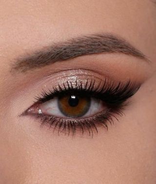 MAQUILLAJE Y MANICURA