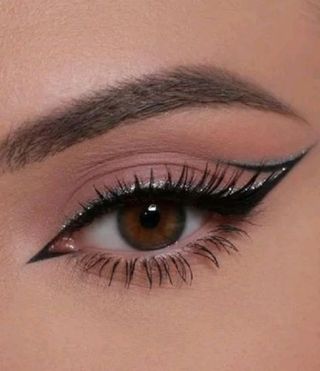 MAQUILLAJE Y MANICURA