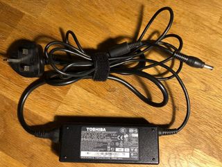 Cargador portátil Toshiba 19V 3.95A