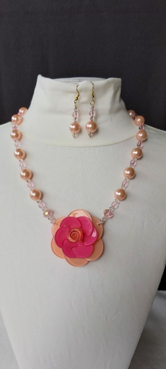 Set di collana e orecchini con resine,rosa