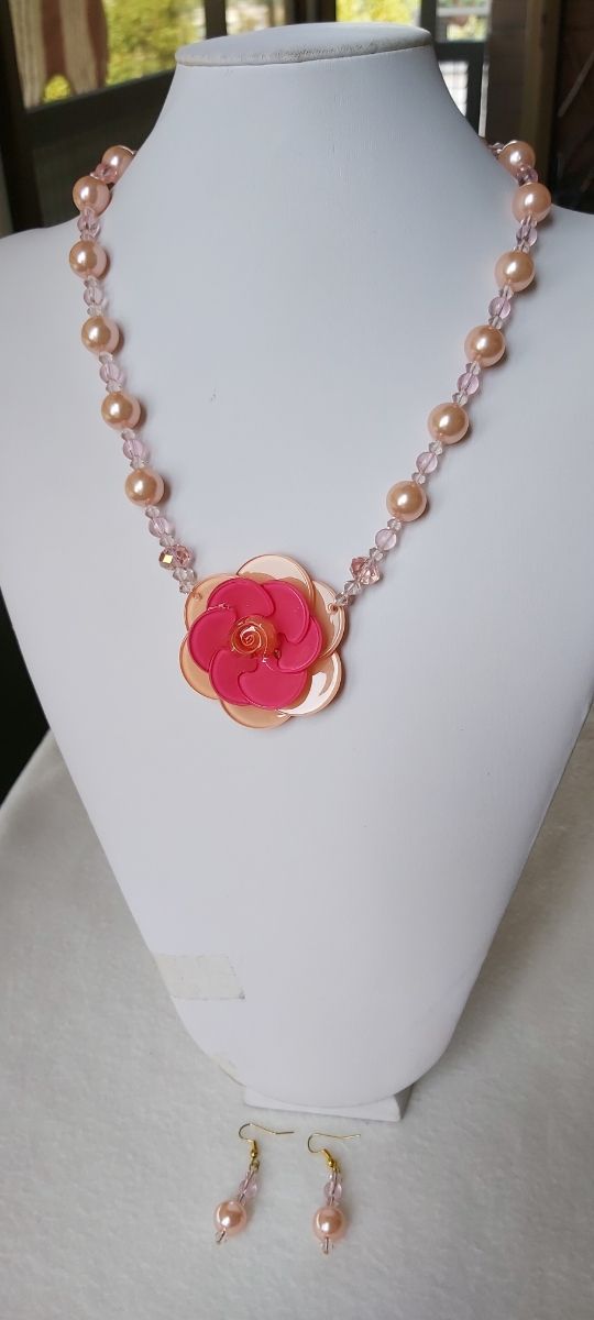 Set di collana e orecchini con resine,rosa