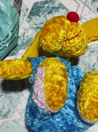 Perro amarillo y azul