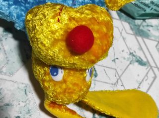 Perro amarillo y azul