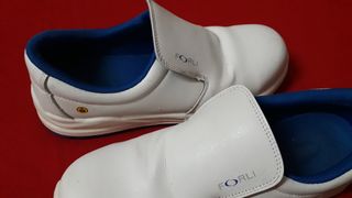 PAR DE ZAPATOS SEGURIDAD COLOR BLANCO TALLA 43 EU