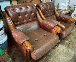 sofa antiguo tipo chester y sus butacas.