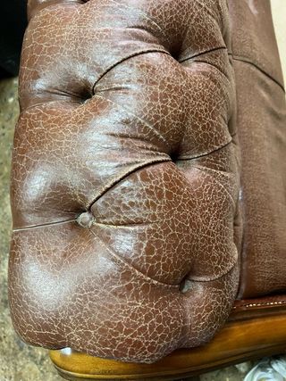 sofa antiguo tipo chester y sus butacas.