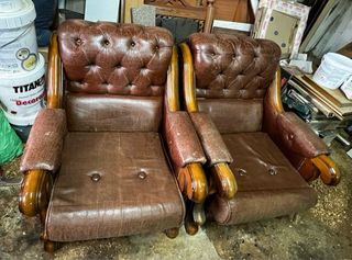 sofa antiguo tipo chester y sus butacas.