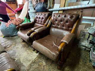 sofa antiguo tipo chester y sus butacas.