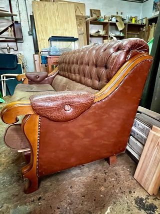 sofa antiguo tipo chester y sus butacas.
