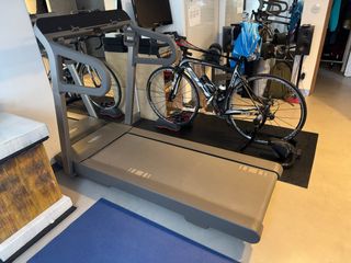 Cinta d correr Technogym My run con motor averiado