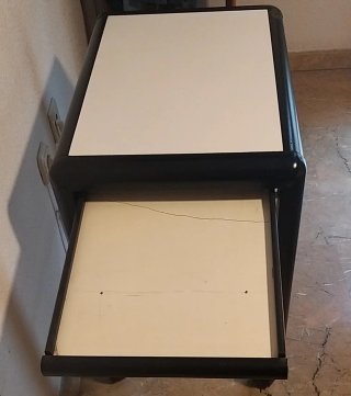 Mesa auxiliar con ruedas