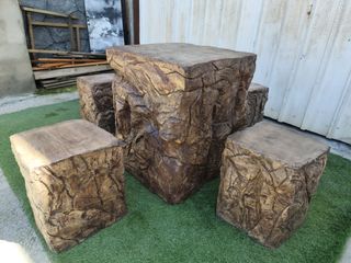 Mesa y bancos tematizado de piedra