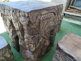 Mesa y bancos tematizado de piedra