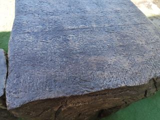 Mesa y bancos tematizado de piedra