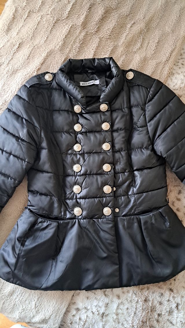 Abrigo negro peplum de Monte Cervino