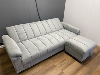 Sofa cama con puff gris terciopelo