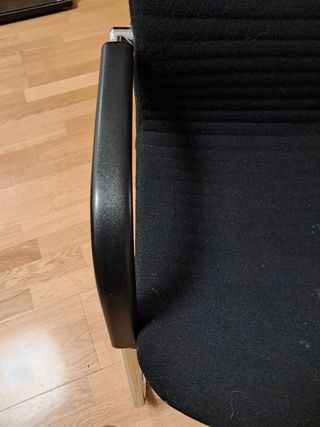 DOS SILLAS NEGRAS MUY CONFORTABLES