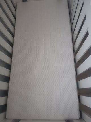 Cuna marca TRAMA. Colchón marca Ecuscare opcinal