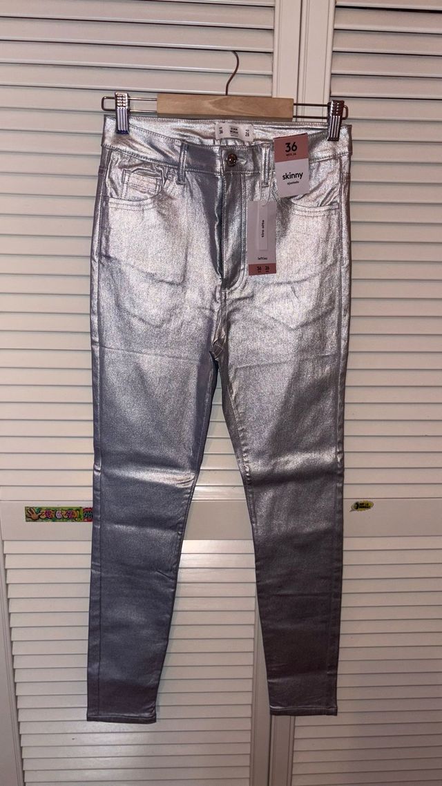 Pantalón plateado