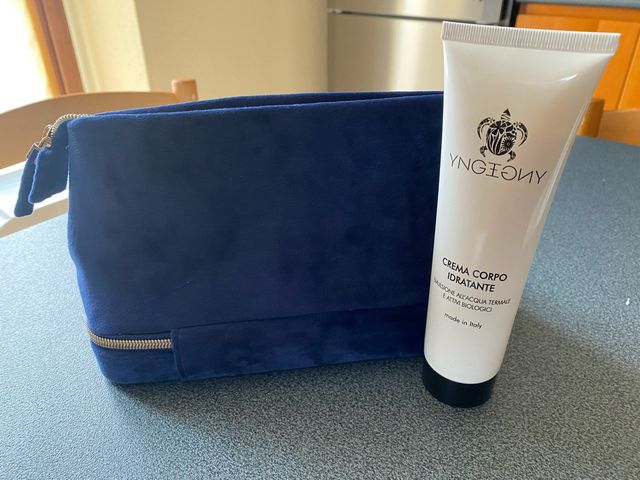 Pochette da viaggio con crema corpo