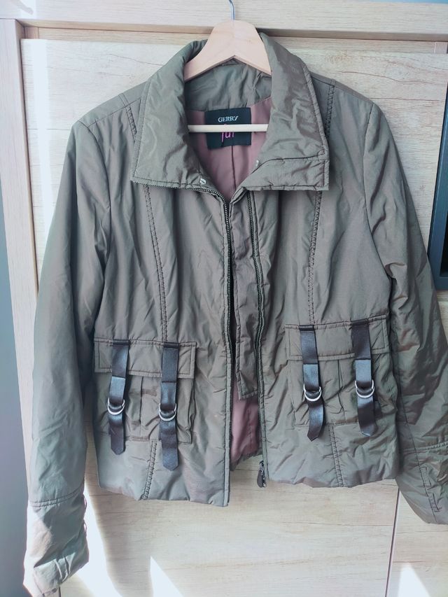 Chaqueta corta estilo plumífero