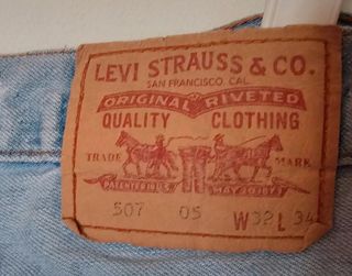 Pantalon Levi's 507  W32 L34acortados a 101cm pier