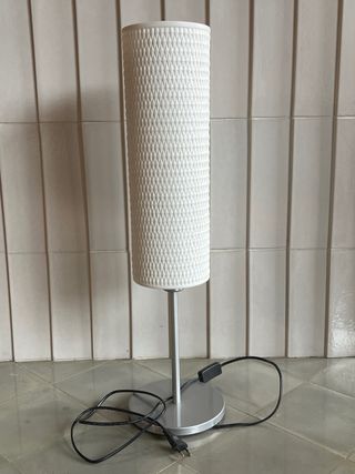 Làmpara de pie de ceràmica i metal