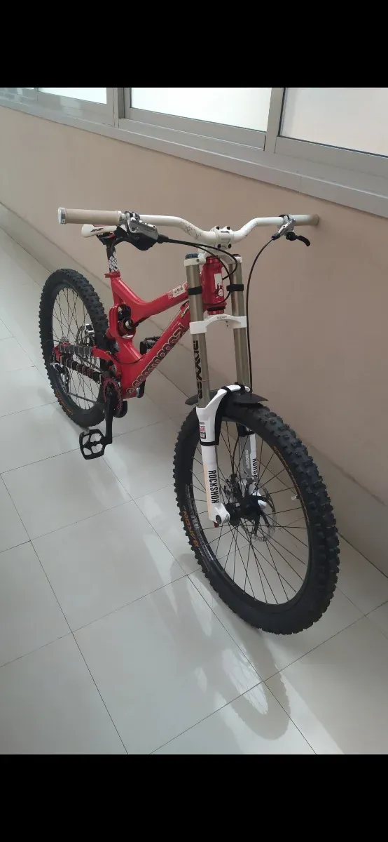 DH COMMENÇAL SUPREME 26".A capricho y bien montada