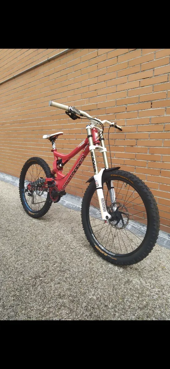 DH COMMENÇAL SUPREME 26".A capricho y bien montada