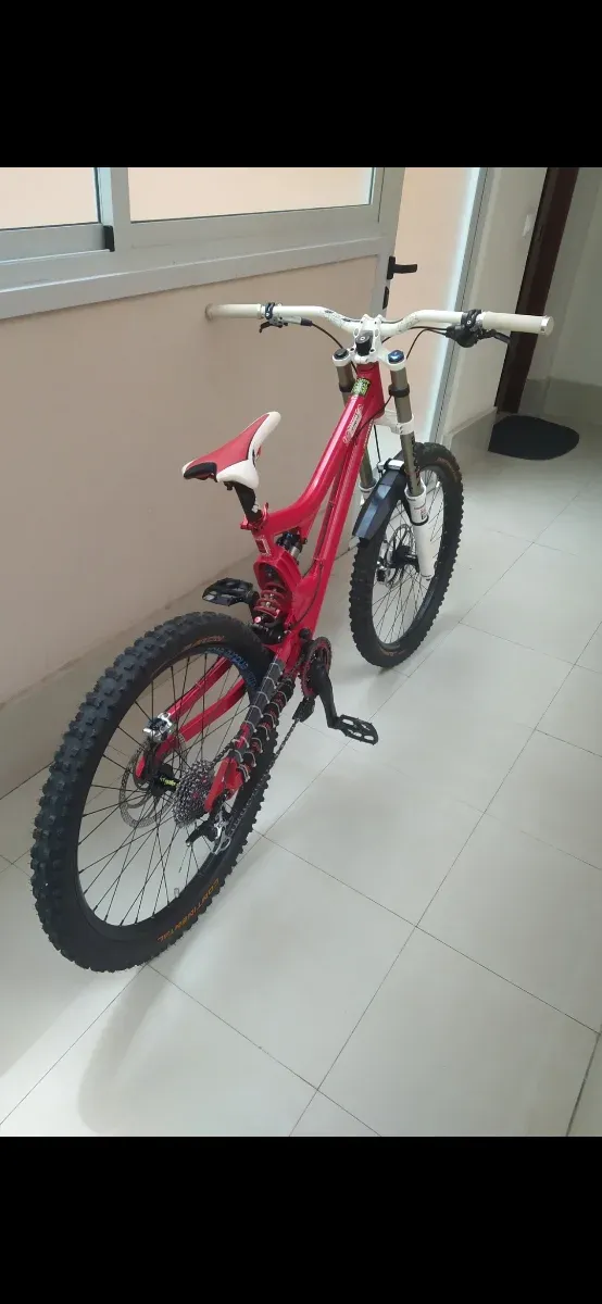 DH COMMENÇAL SUPREME 26".A capricho y bien montada