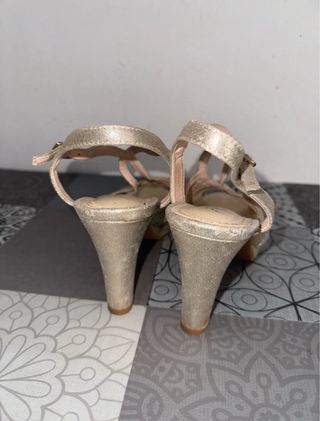 Tacones Dorados