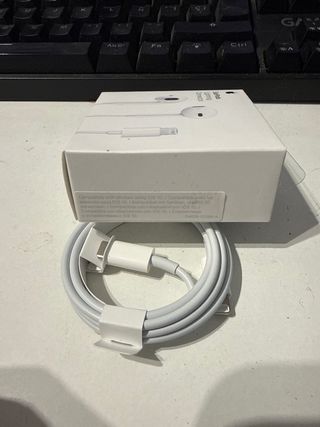 Auriculares y cable de carga apple