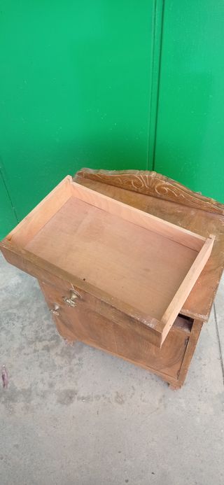 Mesita de noche antigua