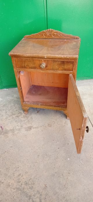 Mesita de noche antigua