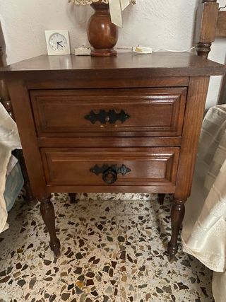 Cama y mesita de noche