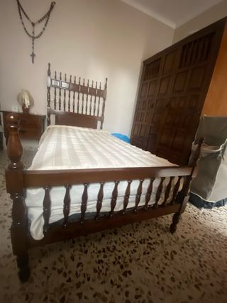 Cama y mesita de noche