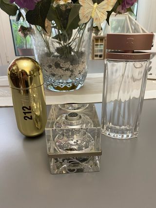 Bottiglie di profumo vuote