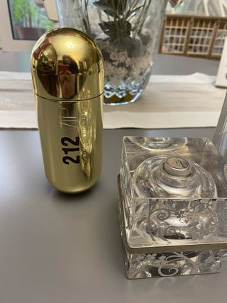 Bottiglie di profumo vuote