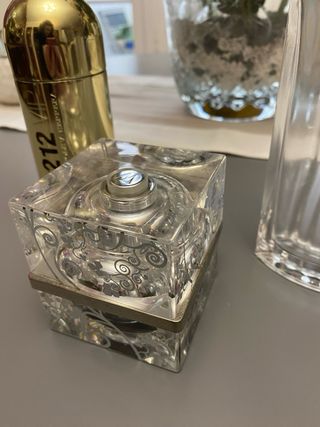 Bottiglie di profumo vuote